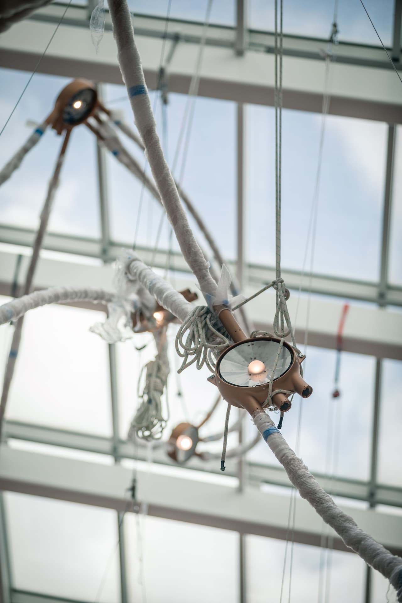 Illuminated star node with rope coils during on-site assembly